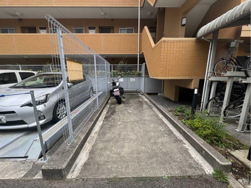 【バイク置き場】敷地内に設けたバイク置き場です。ご利用には別途費用が掛かります。空き状況などの詳細は、お問い合わせくださいませ。