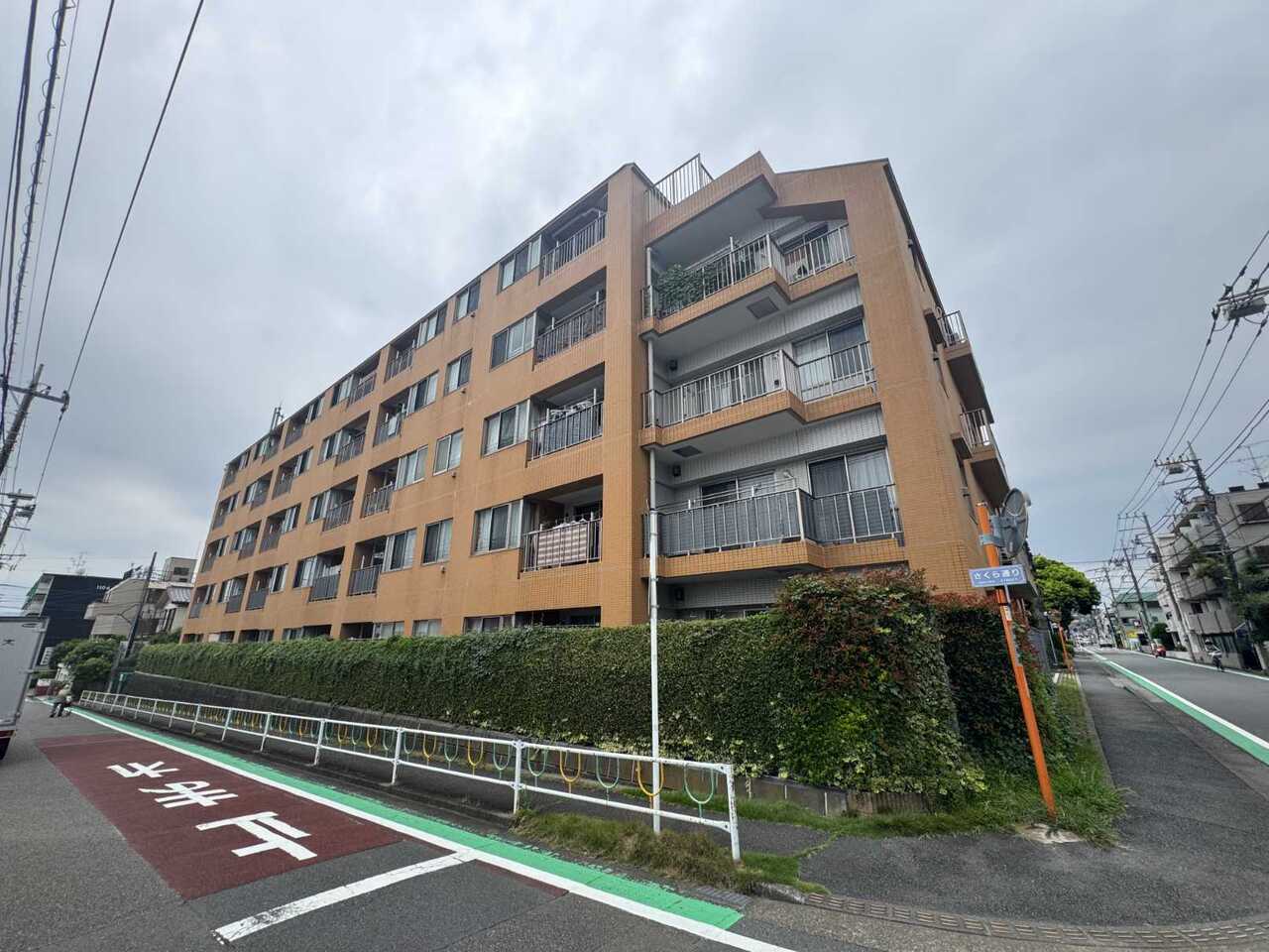 【現地外観写真】2階部分に位置する住まいです。南東向きバルコニーが備わっています。実際の陽当たりなど、現地でご確認ください。