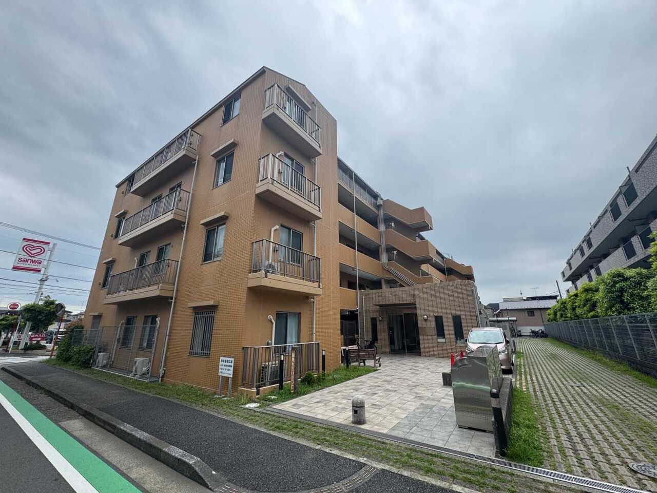 【現地外観写真】コンビニ・スーパー・ドラッグストアが徒歩5分圏内に揃っています。幅広い年齢層の方が暮らしやすい住環境です。