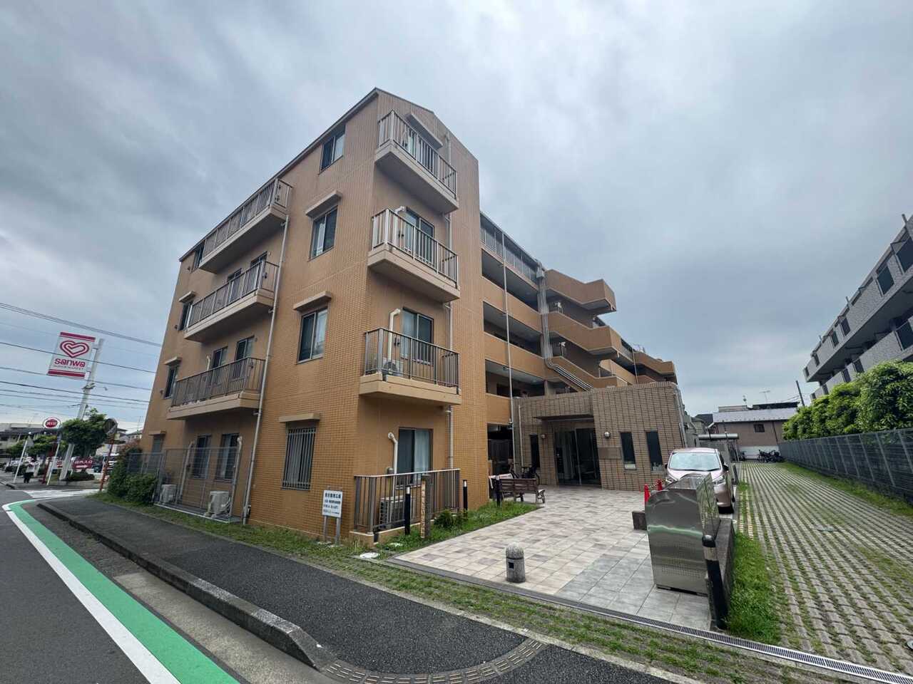 【現地外観写真】2006年3月竣工。鉄筋コンクリート造、地上5階建のマンションです。引渡し時期に関してはご相談ください。