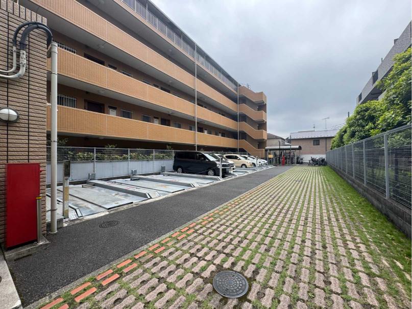 【駐車場】機械式駐車場を採用しています。雨風から車を守る効果も期待できます。前面スペースはゆとりがあり、出し入れがスムーズにできそうです。