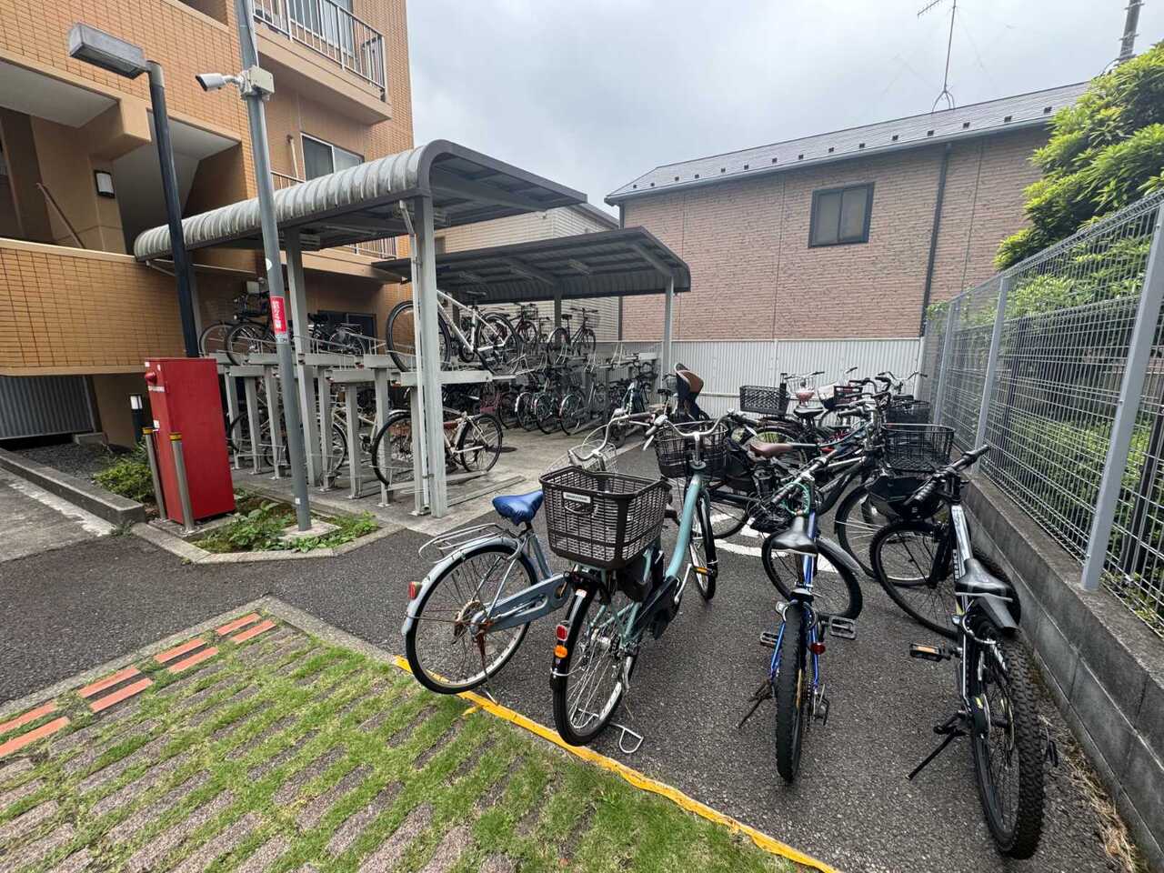 【駐輪場】マンション敷地内に設けた、駐輪場の様子です。空き状況や利用料など、詳細につきましてはお問い合わせくださいませ。