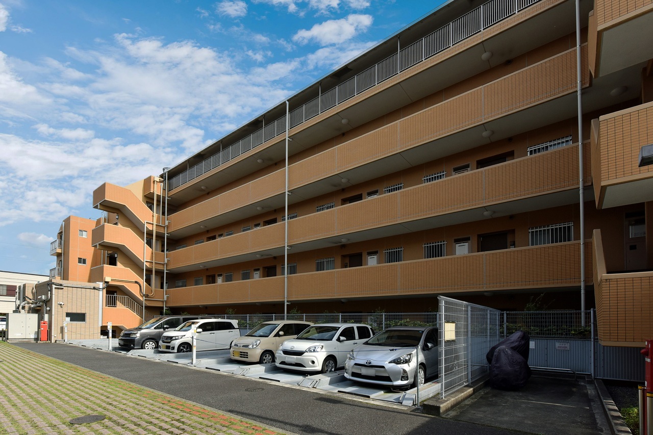 【駐車場】マンション敷地内駐車場の様子です。駐車可能なサイズ・料金などの詳細につきましては、お気軽にお問い合わせくださいませ。