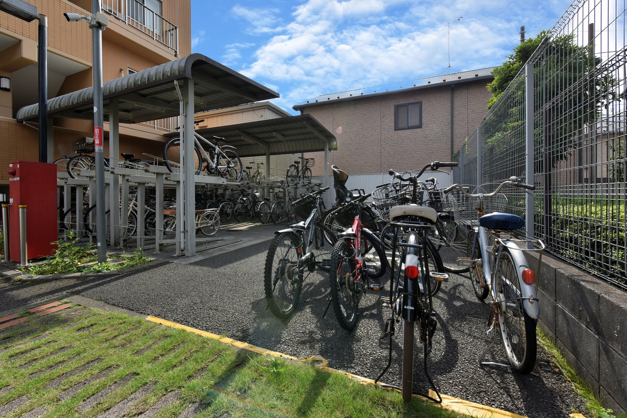 【駐輪場】2段式サイクルラックが設置されており、自転車をコンパクトに収納することができます。空き状況などについては、お気軽にお尋ねください。