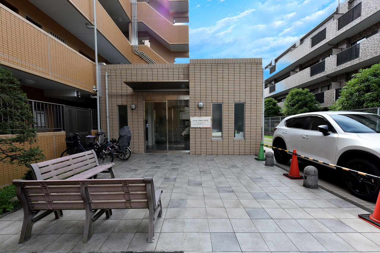 【現地外観】ベンチがあり、ご家族との待ち合わせなどにも活用いただけます。駅までは平坦なので、徒歩・自転車・ベビーカーなどでの移動もスムーズに行えます。