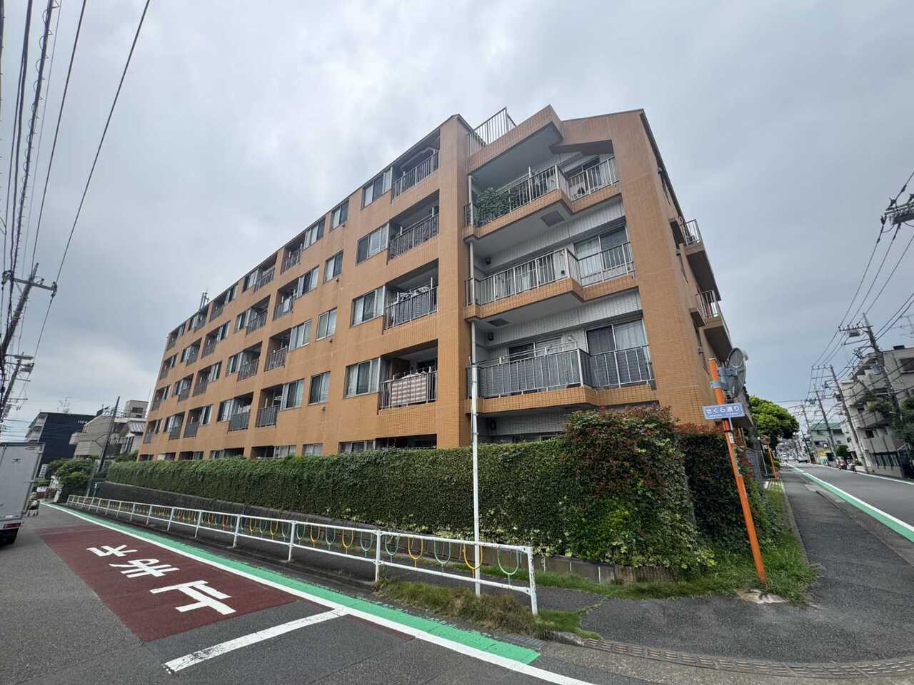 【現地外観写真】スーパー三和相模台店まで徒歩1分。急な買い出しにも便利な立地です。周辺環境と併せて、ぜひ現地をご見学ください。