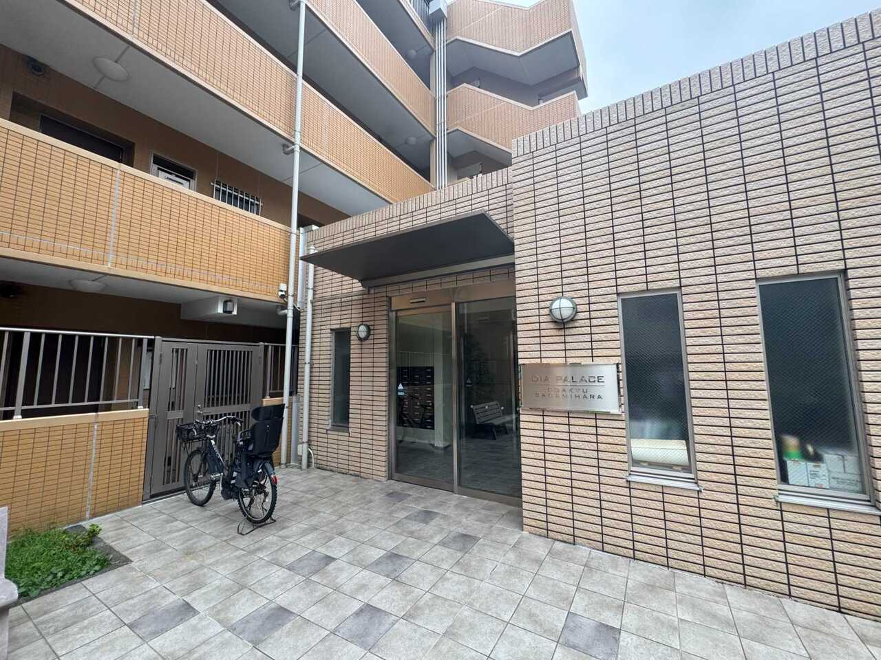 【エントランス】総戸数39戸のマンションです。管理形態は日勤のため、共用部はお手入れが行き届いており、清潔に保たれています。