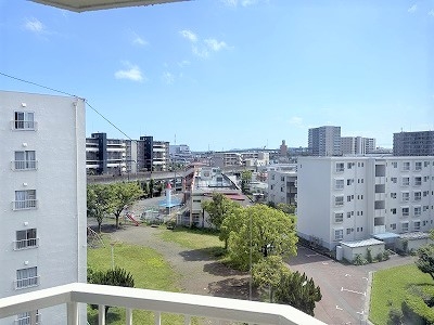 南東角部屋につき陽当たり通風良好