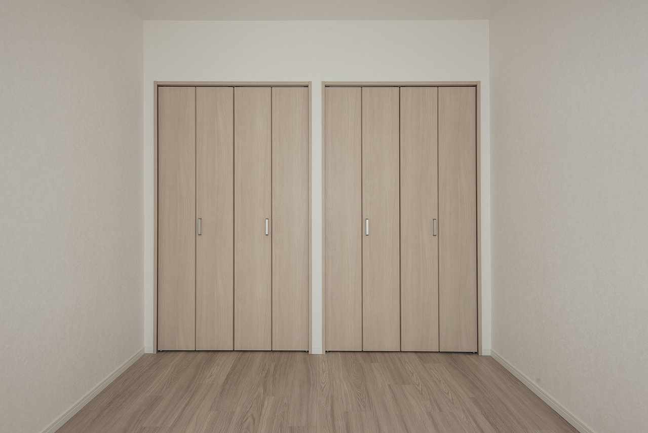 【収納/約6.3帖洋室】各洋室に収納を設けています。収納家具は最小限に、居住空間を広く確保できます。