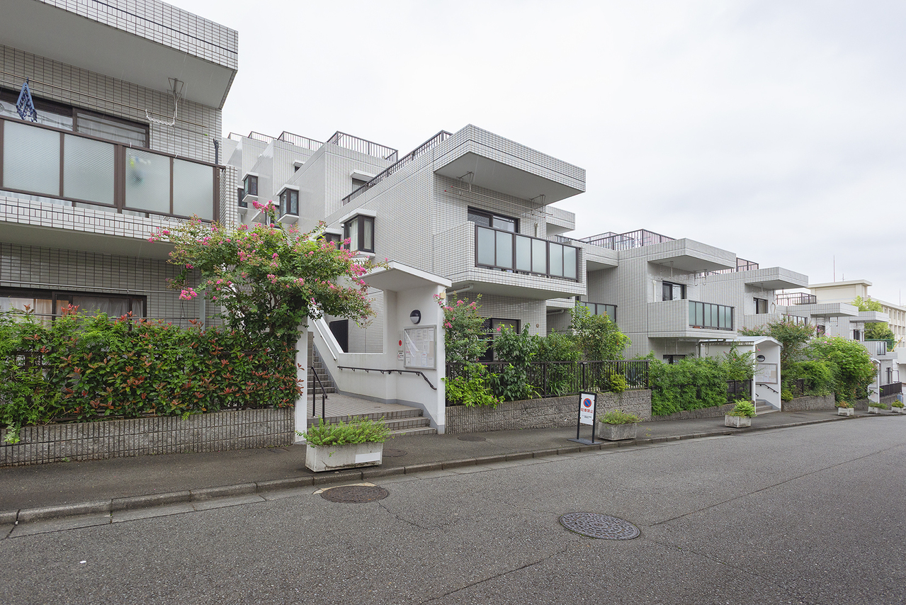 【現地外観】「百合丘高校前」バス停まで徒歩2分、小田急電鉄小田原線「百合ヶ丘」駅までバス16分。総戸数61戸、鉄筋コンクリート造7階建の5階に位置しています。