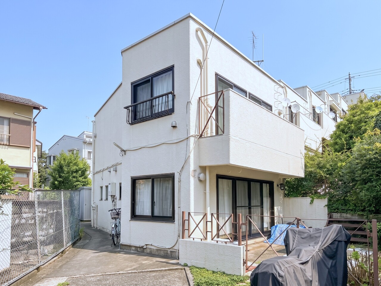 【タウンハウス玉川学園】小田急小田原線「玉川学園前」駅まで徒歩14分の立地。第一種低層住居専用地域内の落ち着いた住環境です。戸建て感覚で暮らせるタウンハウスの住戸。