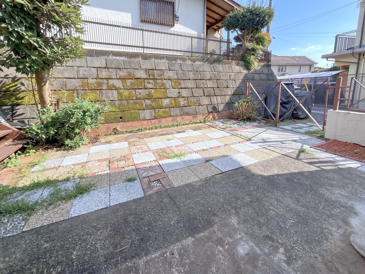 【テラス・専用庭】南向きにつき、たっぷりの陽光が降り注ぎます。お子様の外遊びやガーデニングなど、多用途に活用できます。