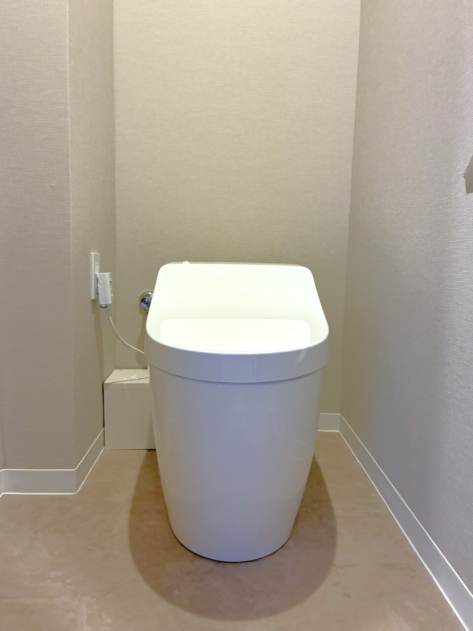 【トイレ】タンクレストイレが採用されています。スタイリッシュで、空間がより広く感じられます。掃除がスムーズにできそうです。