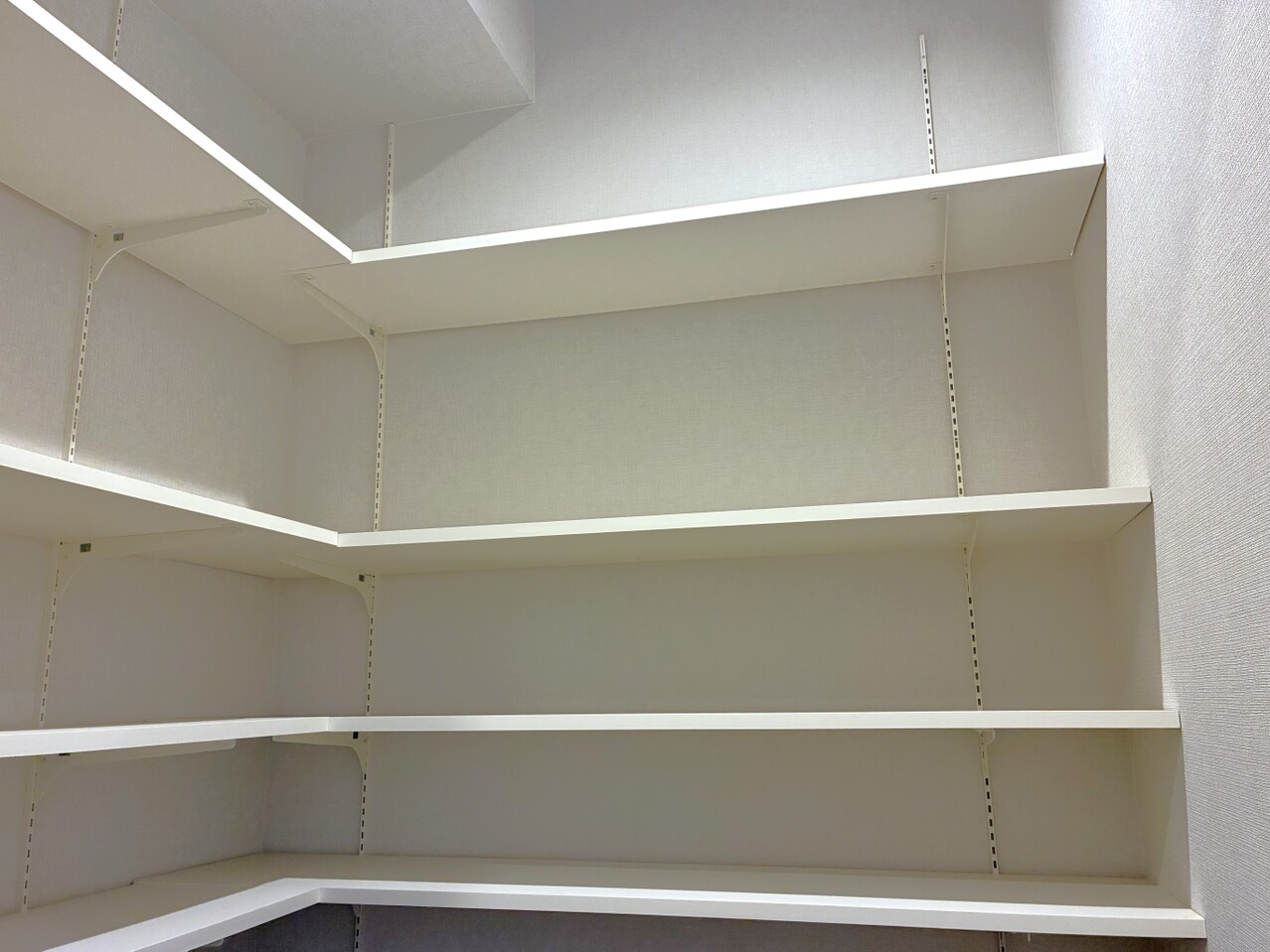 【SIC】靴のまま出入りができ、キャンプ用品やベビーカーなどの収納に重宝します。お出かけの際に必要なものもすぐ取り出すことができます。