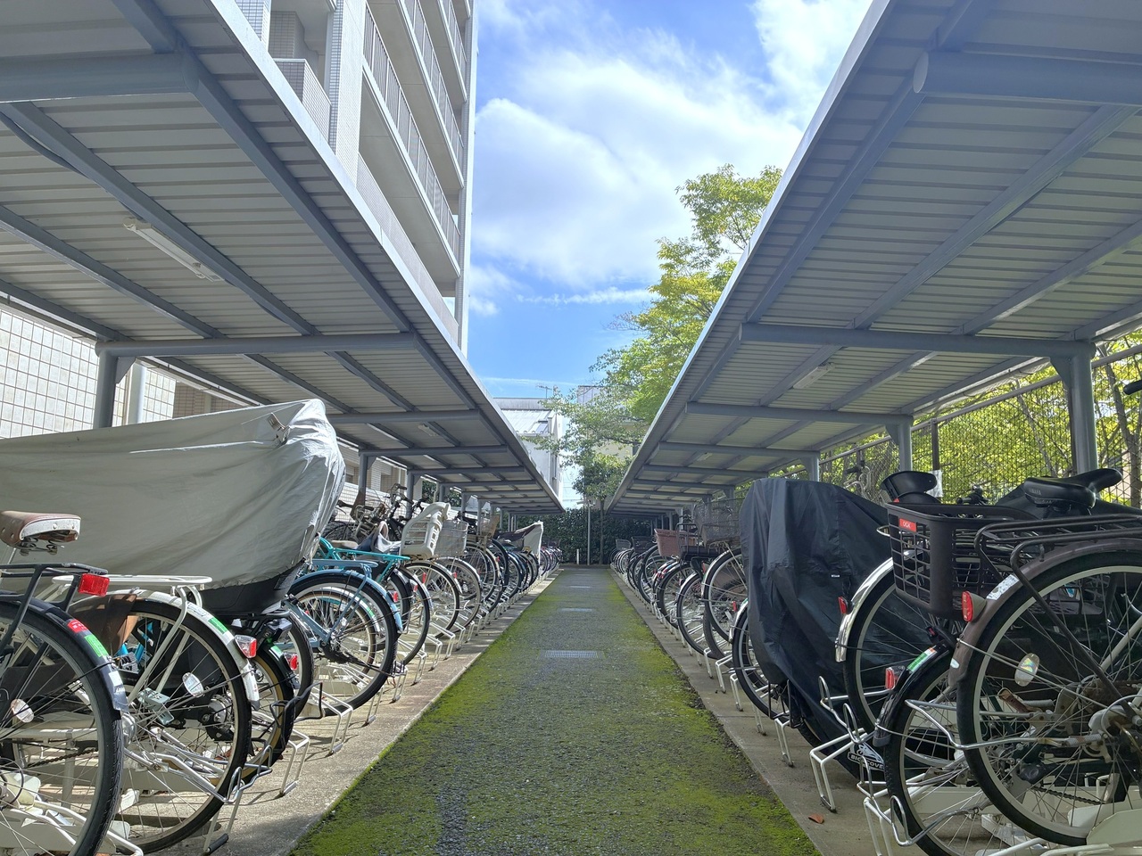 【駐輪場】雨風から自転車を守ることができる、屋根付きの駐輪場が備わっています。空き状況などについては、お気軽にお問い合わせください。