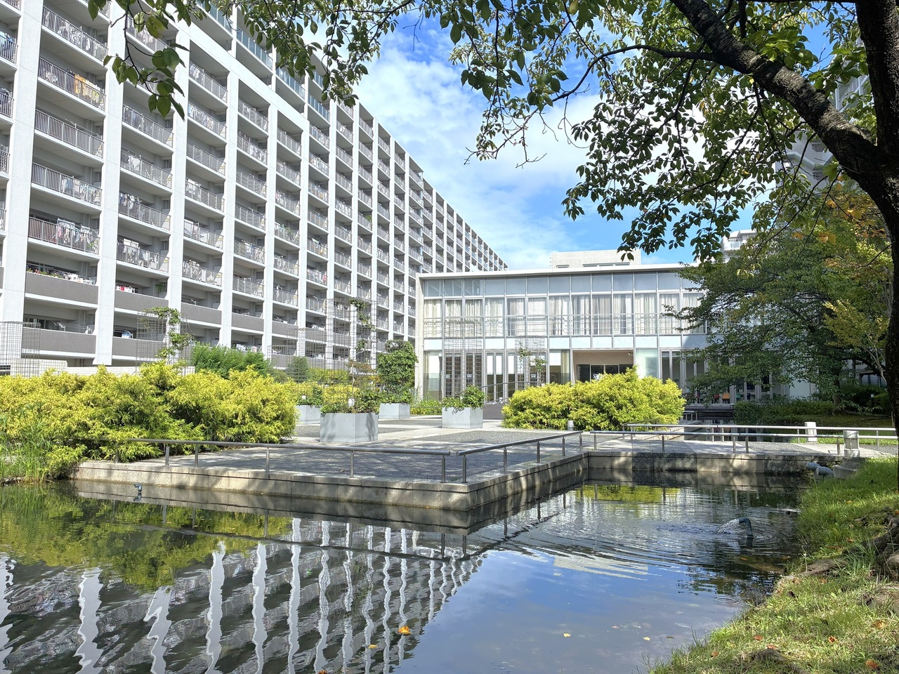 【共用部】管理形態は日勤のため、共用部は清潔に保たれています。フィットネスルームやルーフガーデンなど、施設が充実しています。