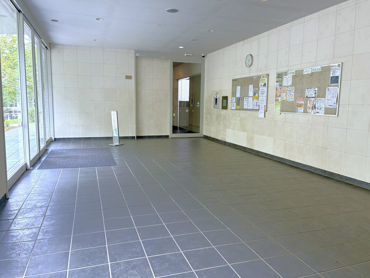 【エントランス】明るくきれいなエントランスです。段差が少なく、ベビーカーや大きな荷物を持っていても移動がスムーズにできます。