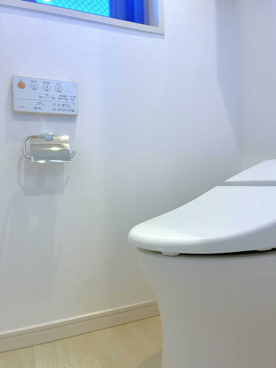 【トイレ】季節を問わず快適に使用できる、温水洗浄便座付きのトイレです。リモコンは壁付けタイプなので、スムーズに操作できます。
