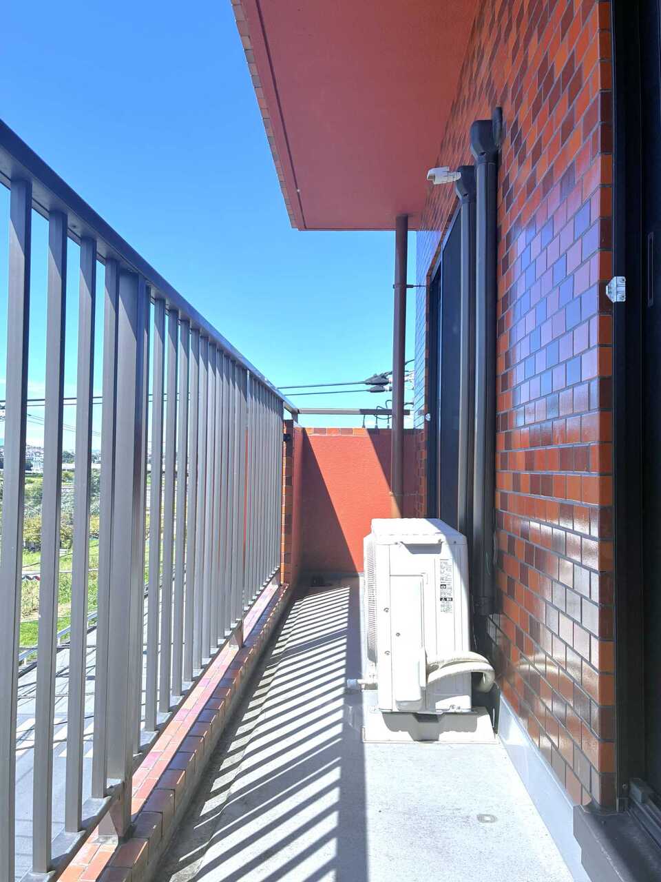 【バルコニー】2部屋の洋室から出入りできるバルコニー。南西側からの陽光がたっぷりと差し込むので、洗濯物がよく乾きそうです。