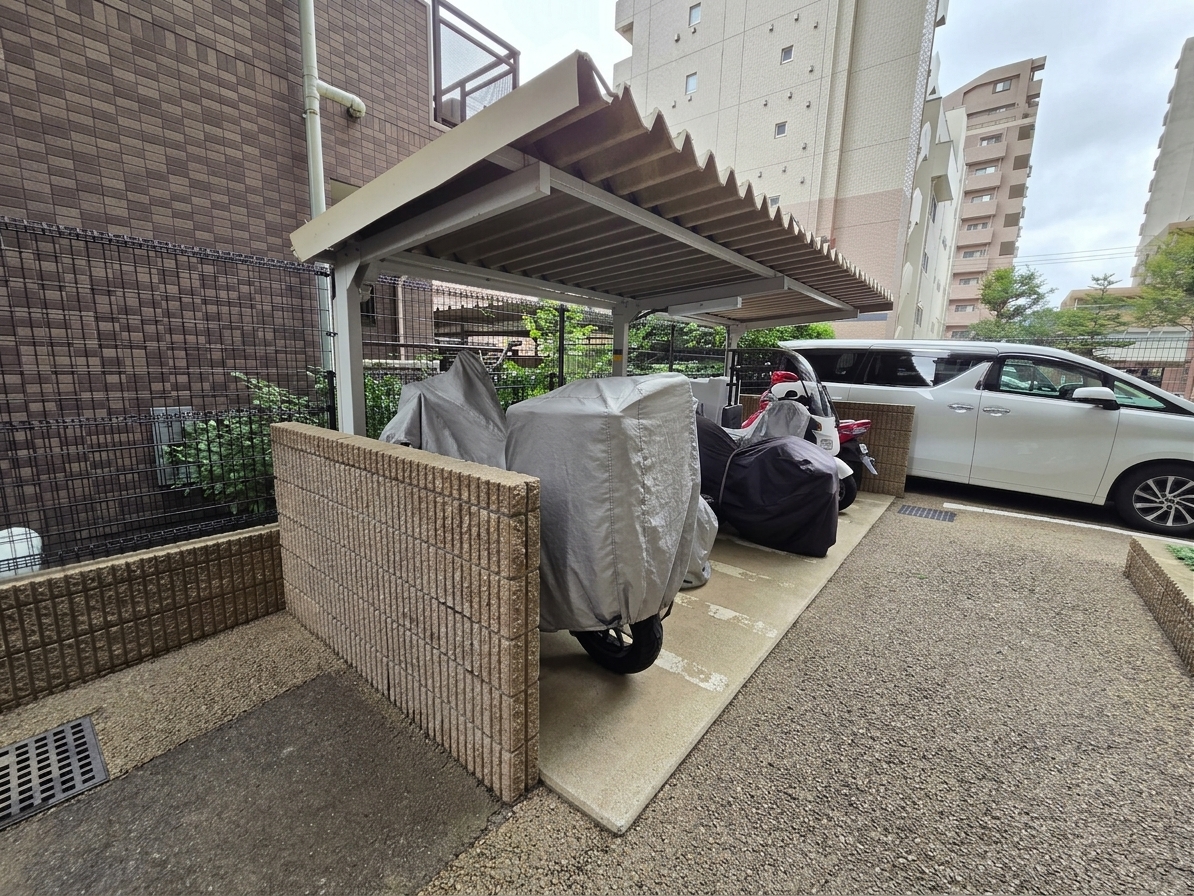 【バイク置き場】マンション敷地内に屋根付きのバイク置き場が用意されています。利用料金や空き状況等、詳細はお問い合わせください。