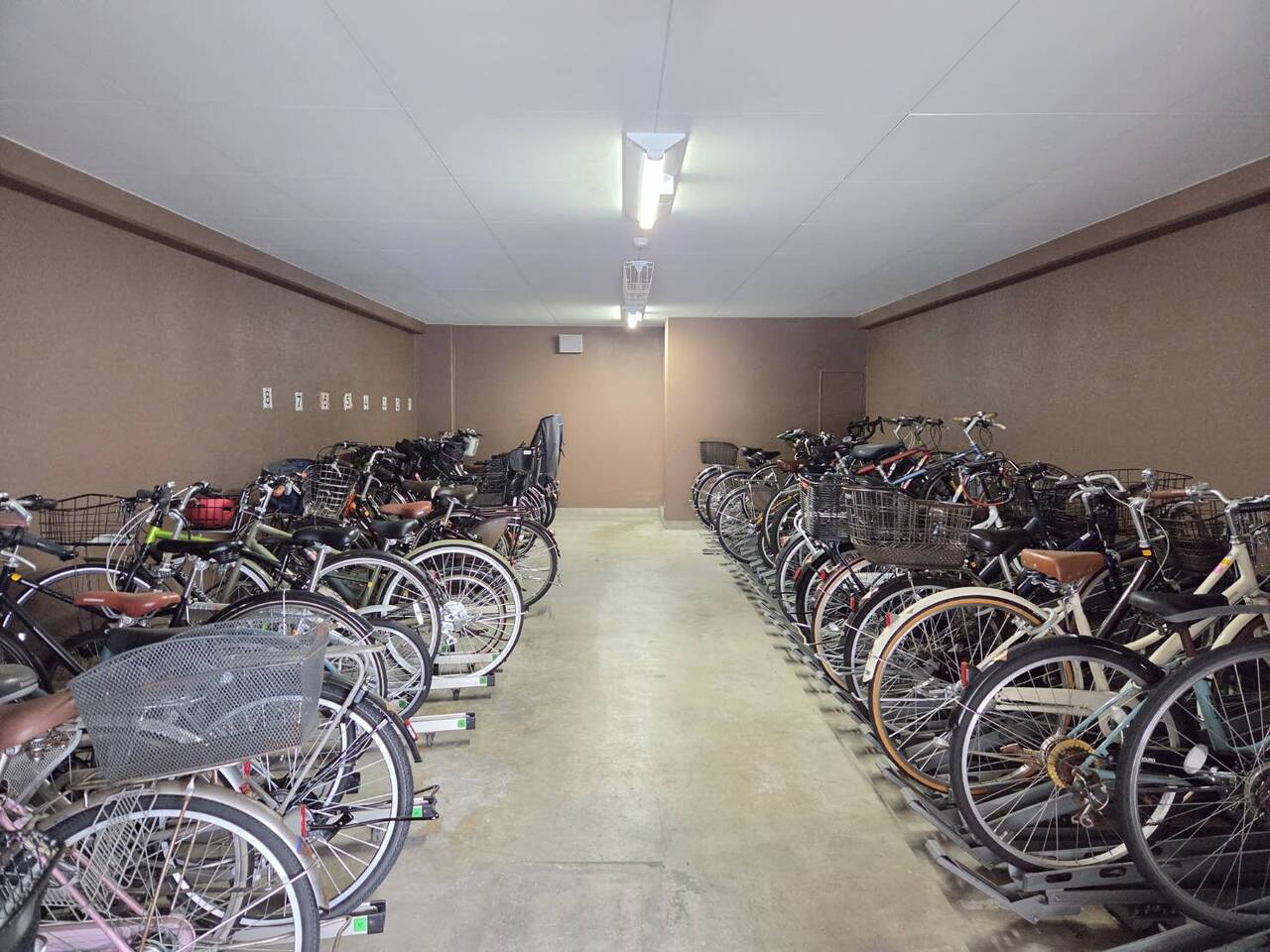 【駐輪場】大きな公園までのサイクリングなどに嬉しい、駐輪場が備えられています。日光や雨風にさらされないので、自転車の劣化が防げます。