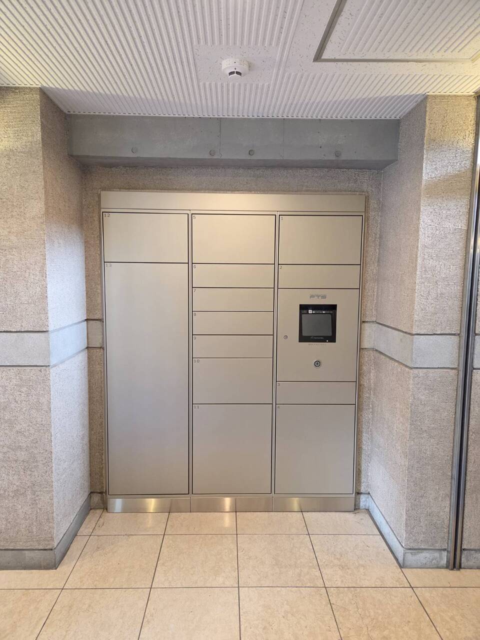 【宅配ボックス】不在時や急な外出の際に便利な宅配ボックス付きです。お好きな時間に荷物を受け取ることができます。