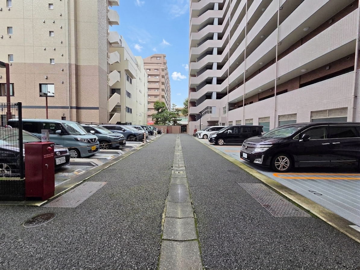 【駐車場】敷地内に設けられた、駐車場の様子です。空き状況は変動いたしますので、詳しくはお気軽にお問い合わせくださいませ。