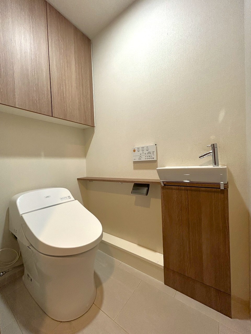 【トイレ】トイレには手洗いカウンターが設けられています。使用後すぐに手が洗えて衛生的です。背面の吊戸棚にトイレットペーパーや掃除用品などを収納できます。