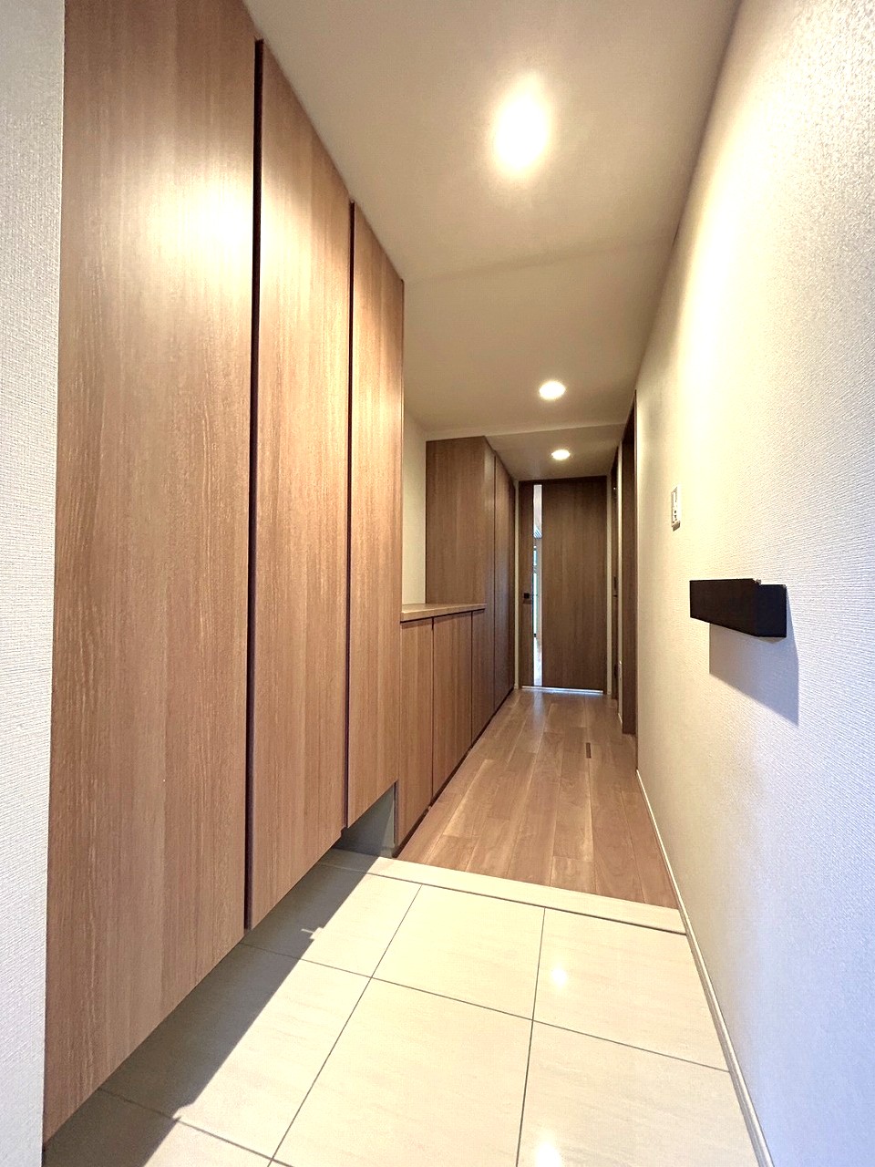 【玄関】玄関からLDKへ繋がる廊下です。廊下にも収納が設けられており、防災用品や季節家電の収納などにご活用いただけます。