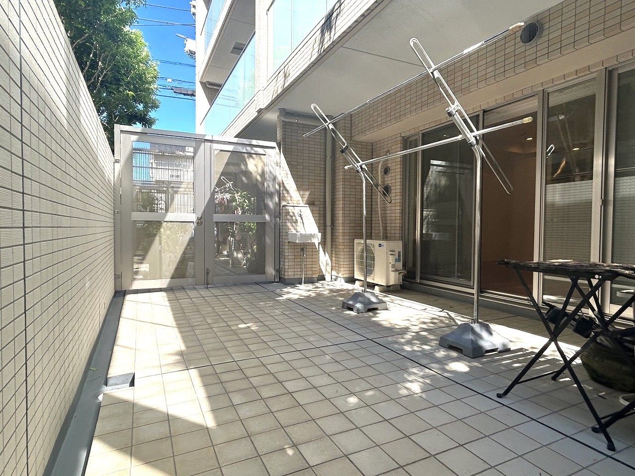 【テラス】南向きなので、洗濯物を気持ちよく干すことができそうです。植物の水やりやテラスの掃除などに便利なスロップシンク付です。