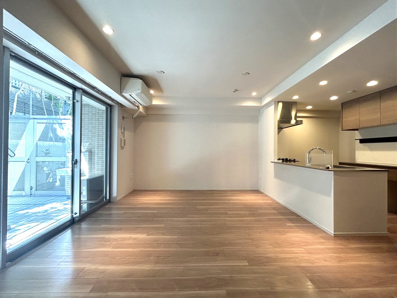 【LDK】ダイニングセットやソファーなど大きな家具も配置しやすい広さ。ゆったりとご家族団らんのひと時をお過ごしいただけます。