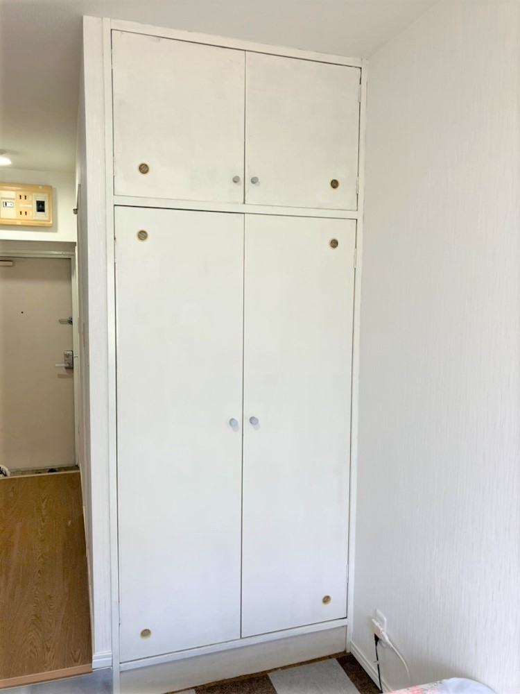 【洋室収納】物の出し入れがしやすい、両開き扉が採用されています。上下に分かれているため、収納する物に合わせて整理整頓が可能。衣類はもちろん、季節家電や寝具の保管場所としても役立ちます。