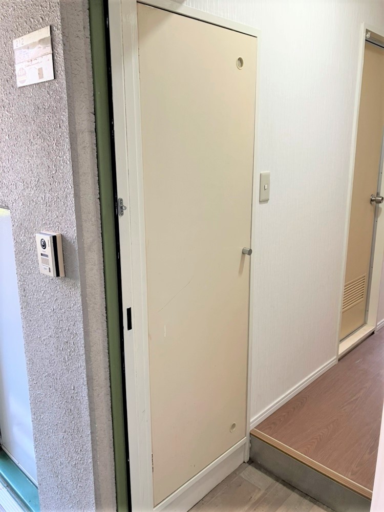 【玄関収納】玄関にはシューズボックスの他に、玄関収納が備わっています。アウトドアグッズや防災用品の保管にも便利。2つの収納を活用して、清潔感のある空間を保つことができます。