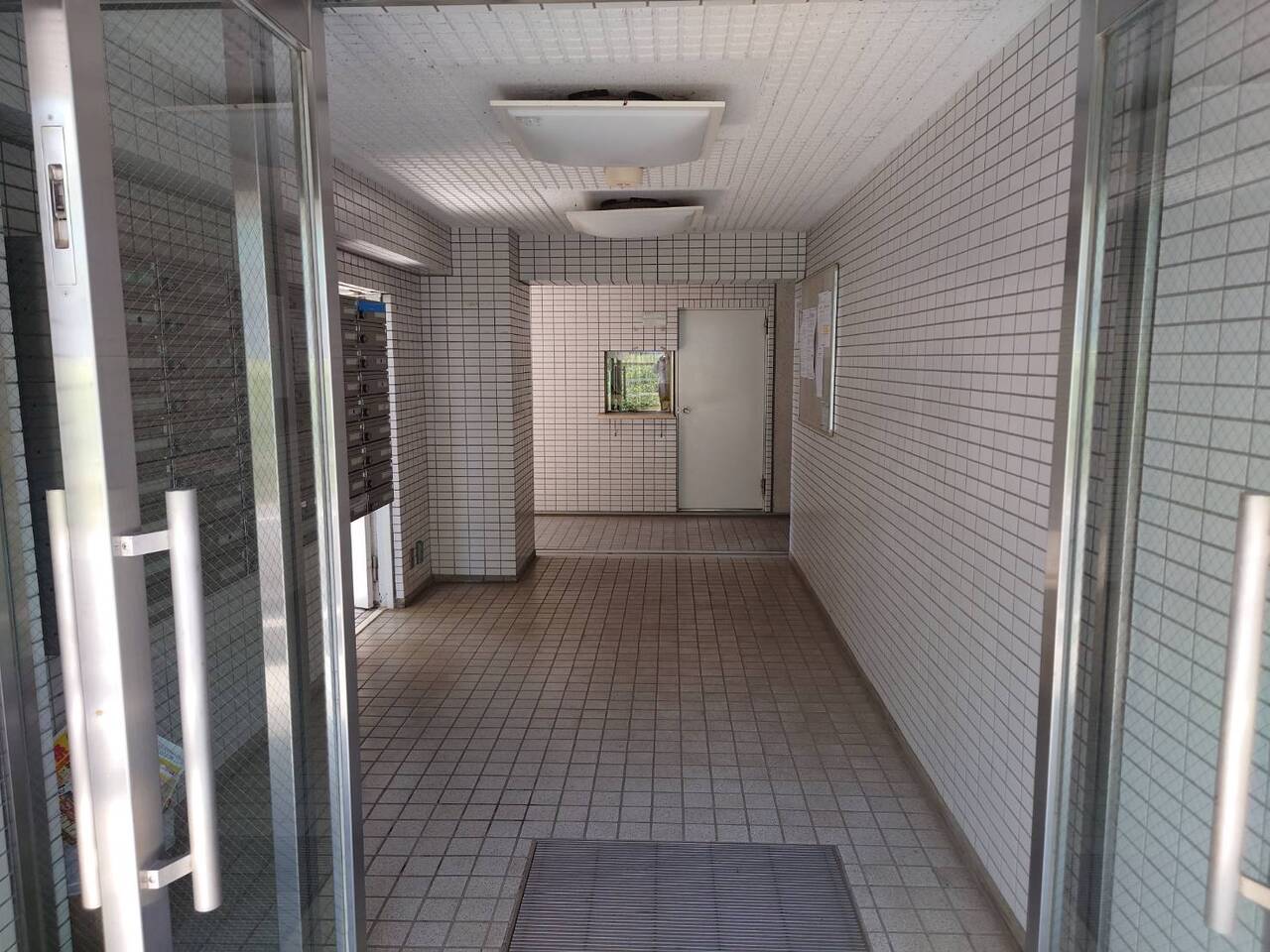 【エントランス】重厚感のあるタイル張りのエントランス。集合ポストは屋内に設置されているため、雨の日も濡れずに郵便物の確認ができます。