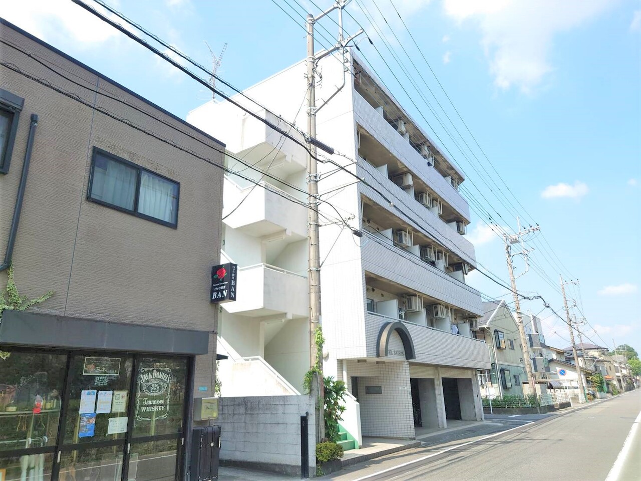 【現地外観写真】コンビニまで徒歩3分、ドラッグストアまで徒歩7分など、日々のお買い物にも便利な立地です。現在居住中、お引渡し時期はご相談ください。