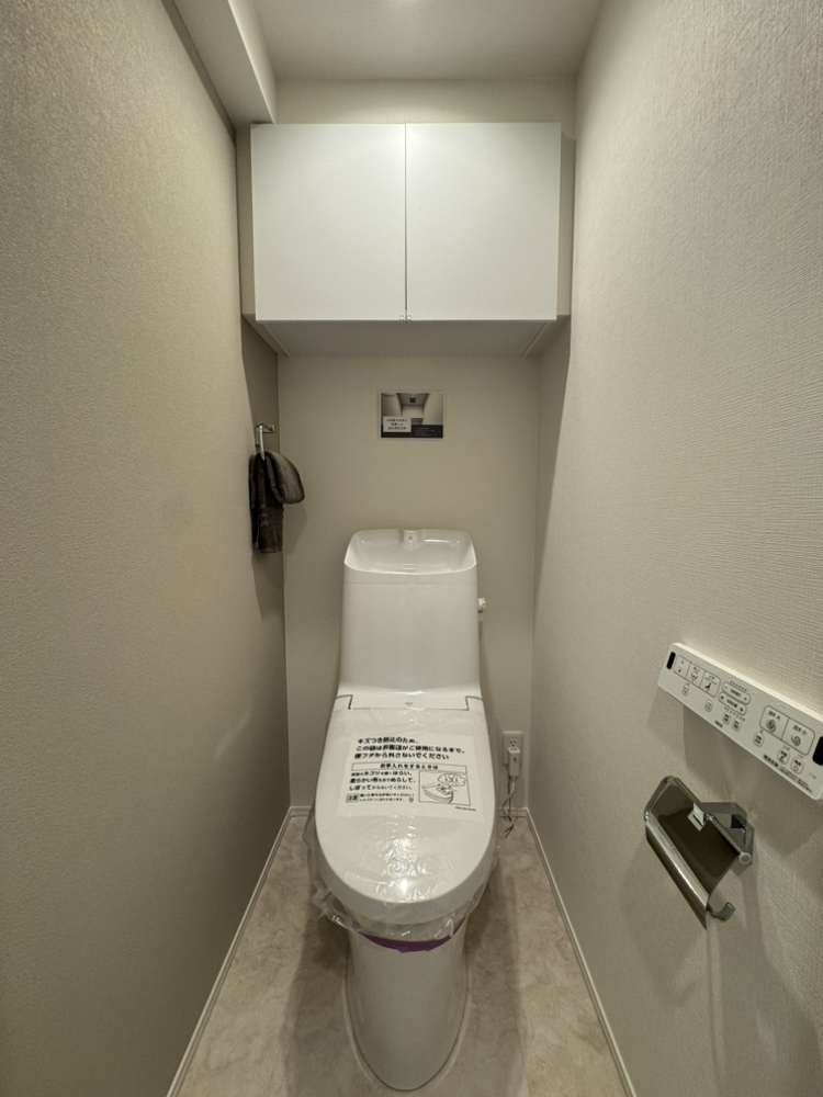 【トイレ】清潔感のあるトイレ。上部に扉付きの収納棚があり、トイレットペーパーや掃除用具等を、すっきりとしまうことができます。