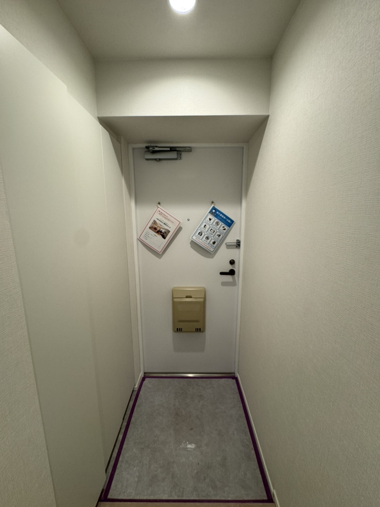 【玄関】下足入れが設置されていて、靴やシューケア用品をたっぷり収納できます。すっきりとした玄関周りを保つことができ、ゲストを気持ちよくお迎えできます。