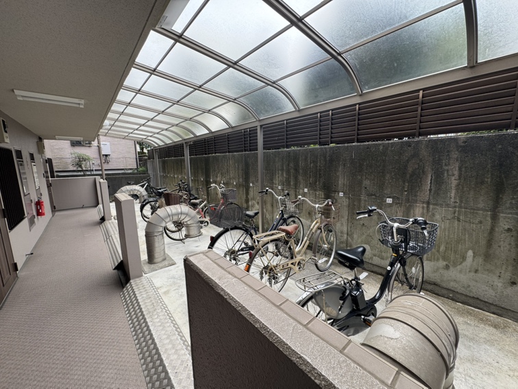 【駐輪場】マンション敷地内には、駐車場・バイク置場・駐輪場が設置されています。空き状況・料金など、詳細についてはお気軽にお問い合わせください。