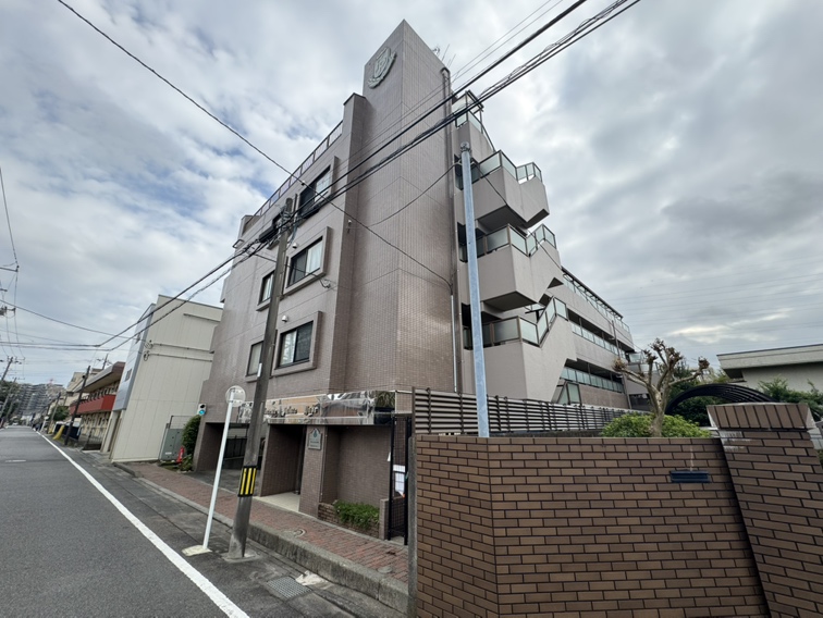 【現地外観】マンション敷地内には、宅配ボックスが設置されています。不在時に荷物を受け取ることができて便利です。気軽にインターネットショッピングができそうです。