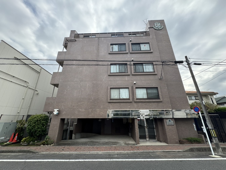 【LDK/約10.0帖】JR横浜線「矢部」駅まで徒歩5分。通勤・通学やお出かけの際、駅近で嬉しい立地です。鉄筋コンクリート造の地上5階・地下1階建、総戸数27戸のマンションです。