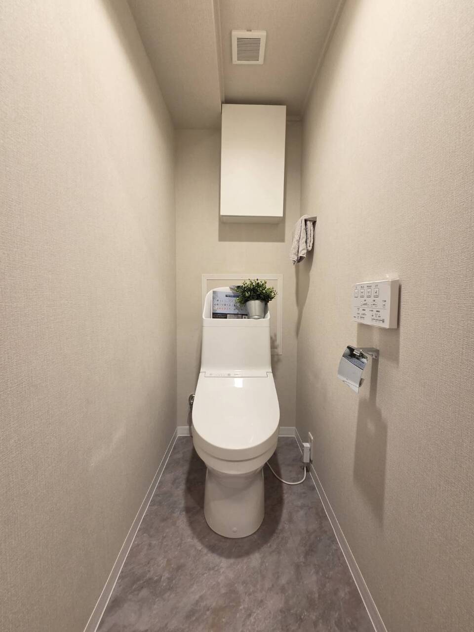 【トイレ】毎日快適に利用できる、温水洗浄便座付きのトイレです。リモコンが壁に設置され、操作しやすい仕様です。シンプルなデザインなので、日々のお手入れもスムーズに行えます。