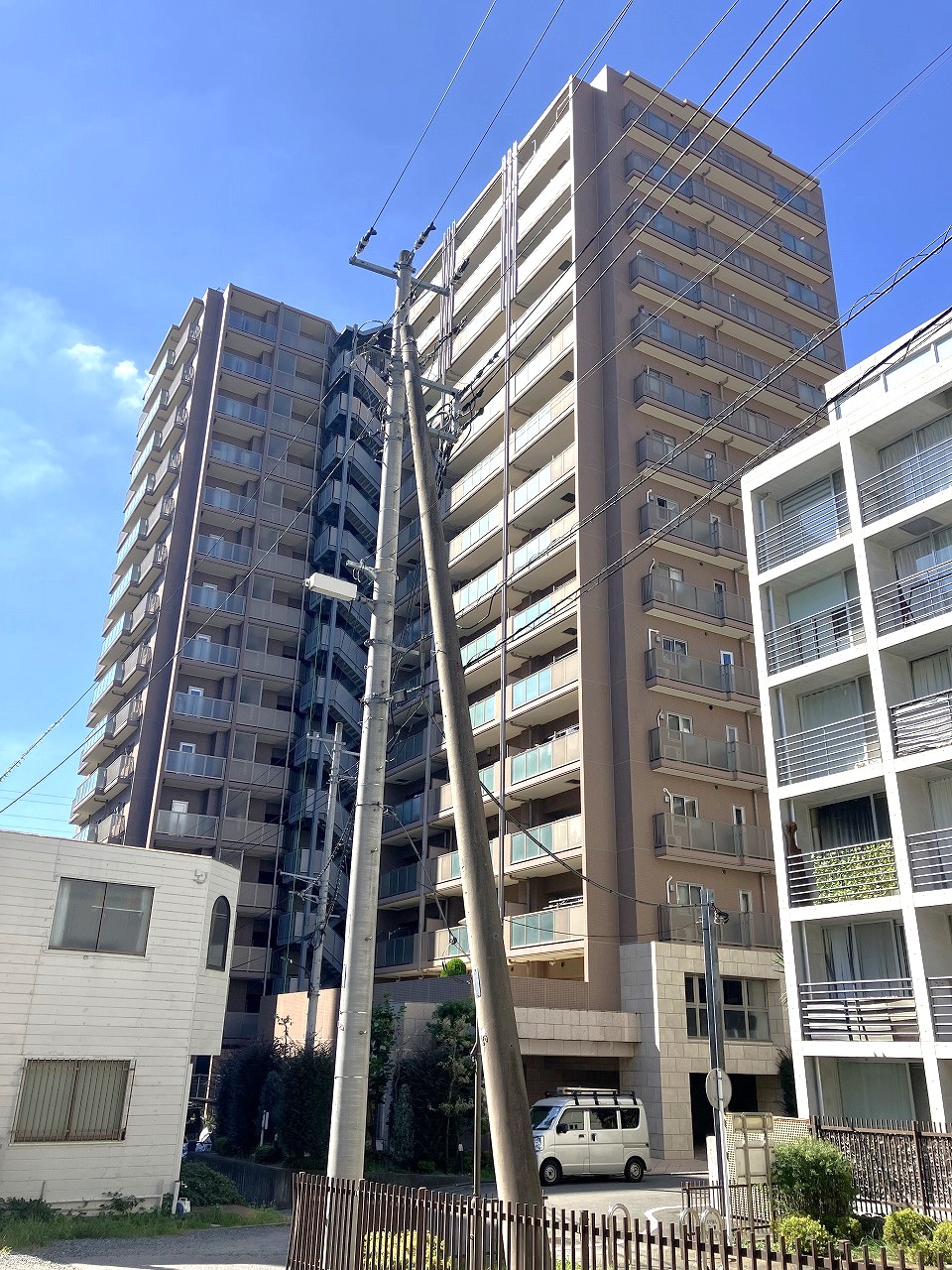 【現地外観写真】オール電化仕様のマンション。火災リスクを軽減でき、小さなお子様やご高齢のご家族がいるご家庭でも安心してお過ごしいただけます。