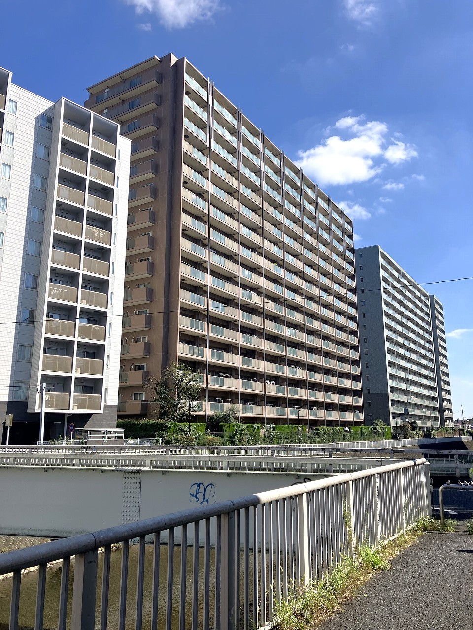 【現地外観写真】コンビニ・スーパーが徒歩5分圏内に揃う住環境。ルミネ町田店まで徒歩4分なので、休日のお買い物も気軽に楽しめます。