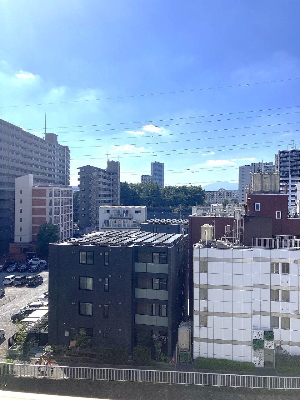 【住戸からの眺望写真】地上15階建の、6階部分に位置します。境川を望むことができます。※眺望は将来にわたって保証するものではありません。