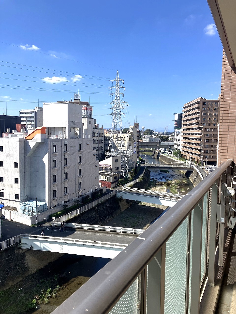 【住戸からの眺望写真】バルコニーに物干し金物付き。気持ち良く洗濯物を干すことができそうです。※眺望は将来にわたって保証するものではありません。