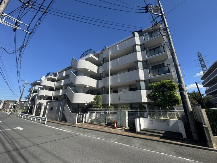【クリオ淵野辺伍番館】JR横浜線「古淵」駅まで徒歩14分の立地。1995年3月築の、RC造5階建てのマンションです。お部屋は2階部分に位置します。