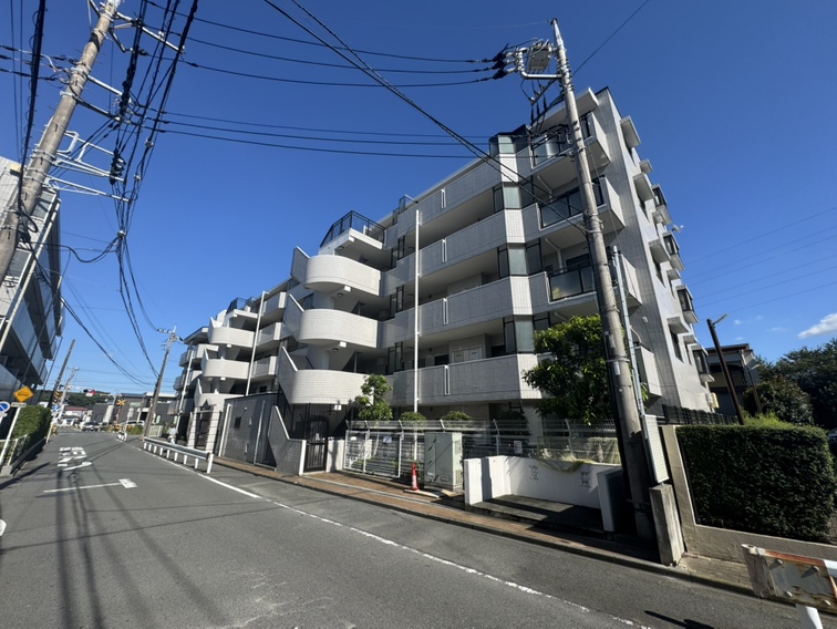 【現地外観写真】セブンイレブン相模原東淵野辺4丁目店まで徒歩6分、業務スーパー古淵店まで徒歩2分。急なお買い物にも便利な住環境です。