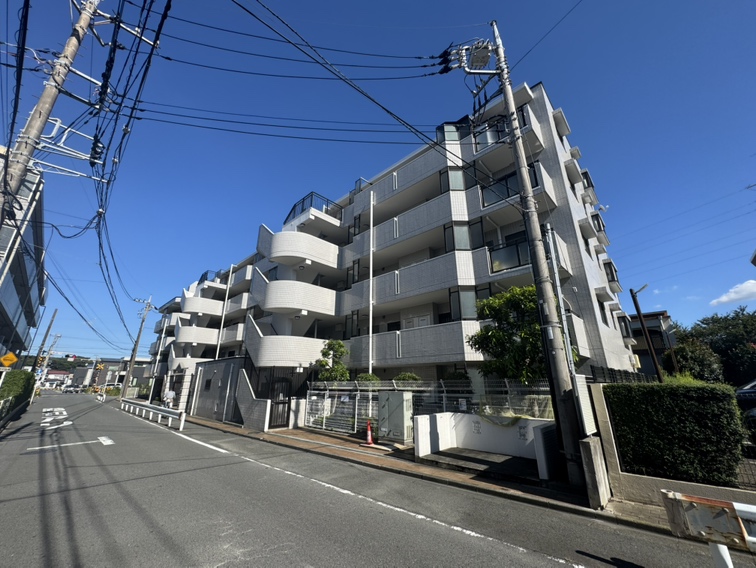 【現地外観写真】相模原市立淵野辺東小学校まで徒歩7分の立地です。小さなお子様にも、毎日の通学の負担が少ない距離にあります。