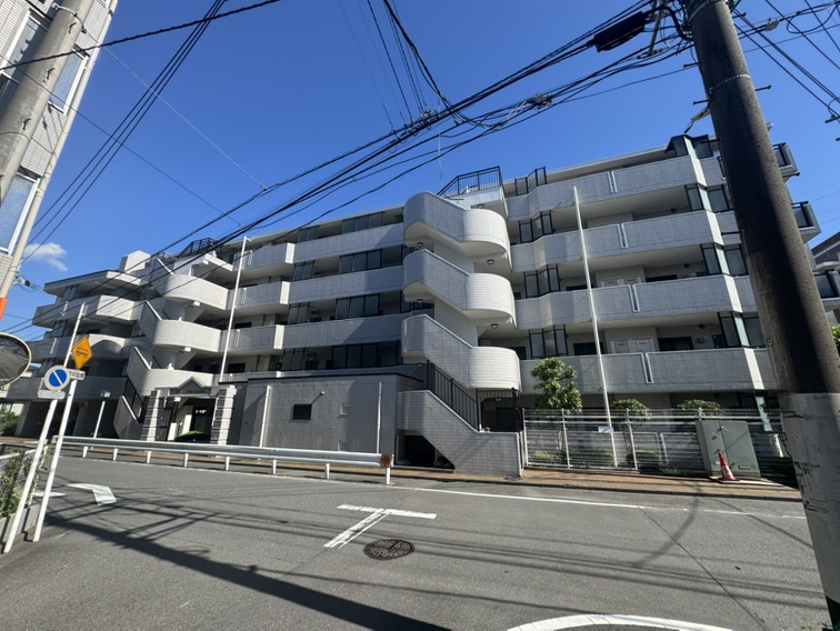 【現地外観写真】管理形態は日勤のため、共用部は清潔に保たれています。JR横浜線「古淵」駅まで、バス利用も可能な便利な立地のマンションです。