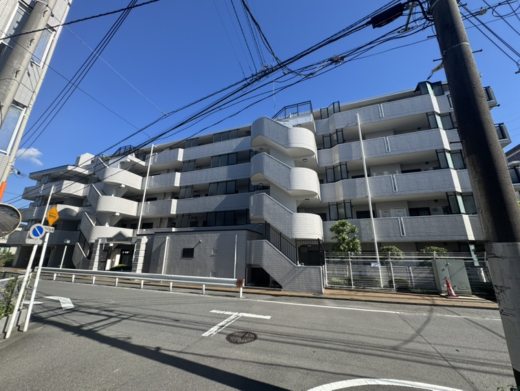 【現地外観写真】総戸数31戸のマンションです。2026年11月、室内クリーニング完了予定。きれいなお部屋で新生活をスタートできます。